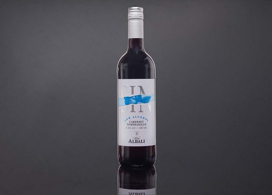 Вино безалкогольное Vina Albali Cabernet Tempranillo, Low Alcohol, 0,5% - эксклюзив от BLUEFIN. Закажите доставку!