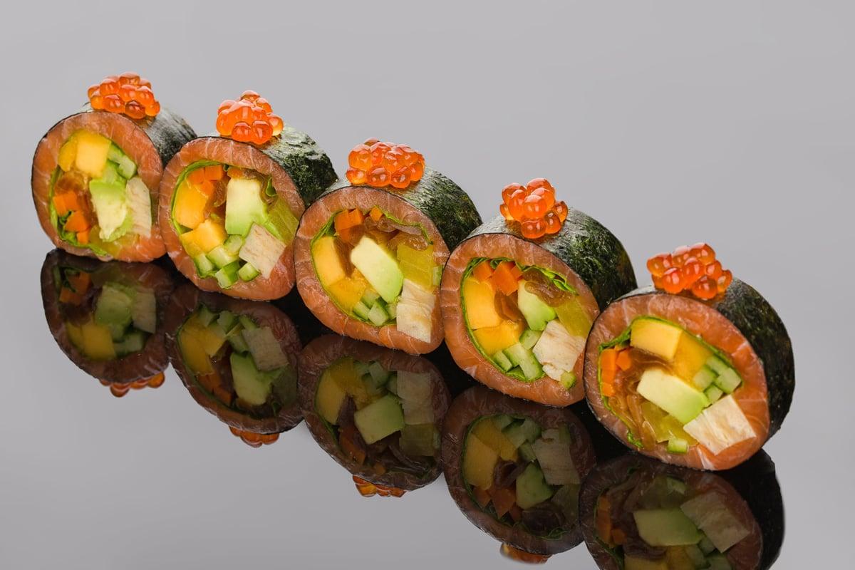Ролл сашими из лосося с манго, авокадо и маринованными овощами - эксклюзив от BLUEFIN. Закажите доставку!