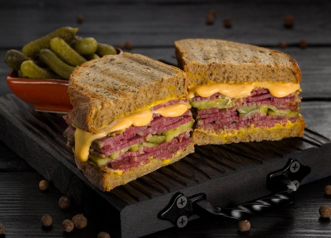 Большой сэндвич с пастрами - эксклюзив от BLUEFIN. Закажите доставку!