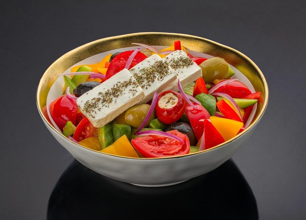 Настоящий греческий салат - эксклюзив от BLUEFIN. Закажите доставку!