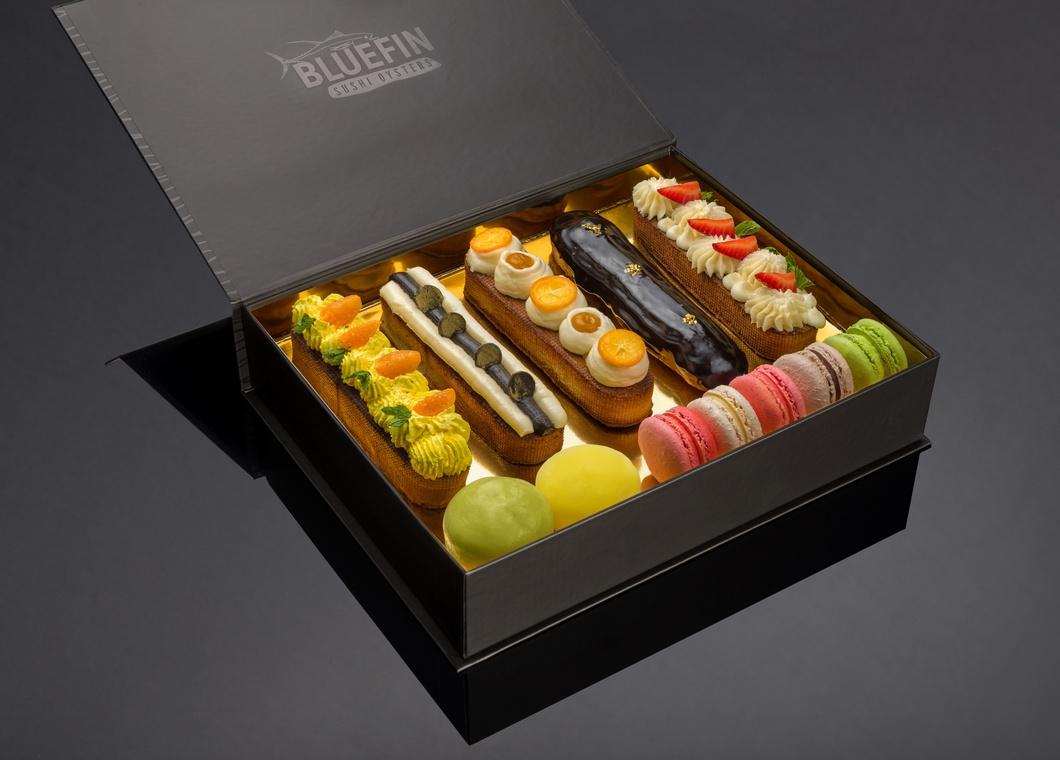 Большое ассорти десертов - эксклюзив от BLUEFIN. Закажите доставку!