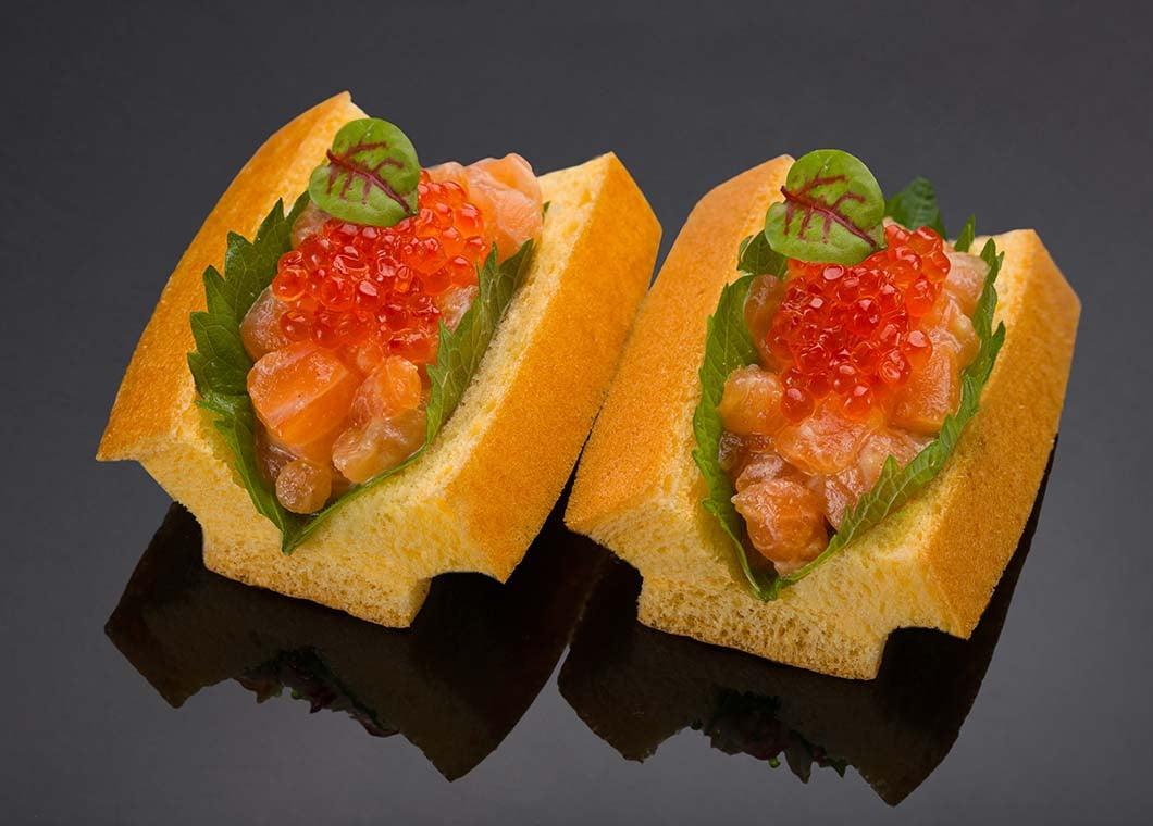  Японский яичный бисквит с лососем и икрой форели в медово-горчичном соусе - эксклюзив от BLUEFIN. Закажите доставку!