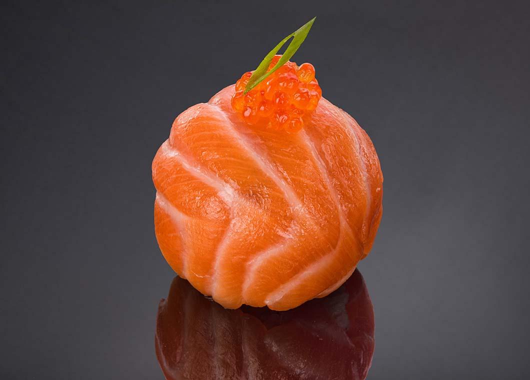 Суши болл с лососем и камчатским крабом - эксклюзив от BLUEFIN. Закажите доставку!