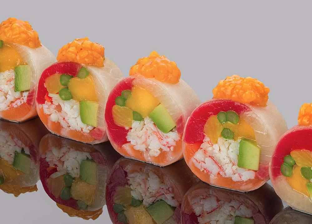 Ролл сашими из тунца Еллоуфин, лакедры, лосося, камчатского краба с авокадо и манго