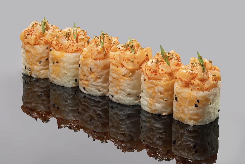 Ролл в маменори с креветкой темпура, гребешком и соусом спайси