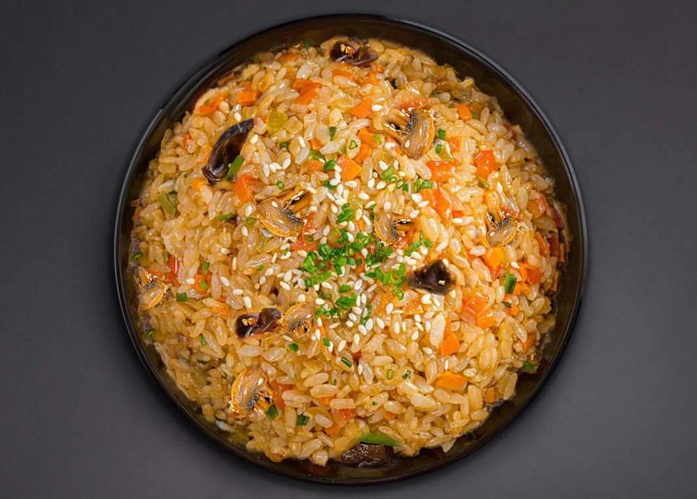 Жареный рис с овощами