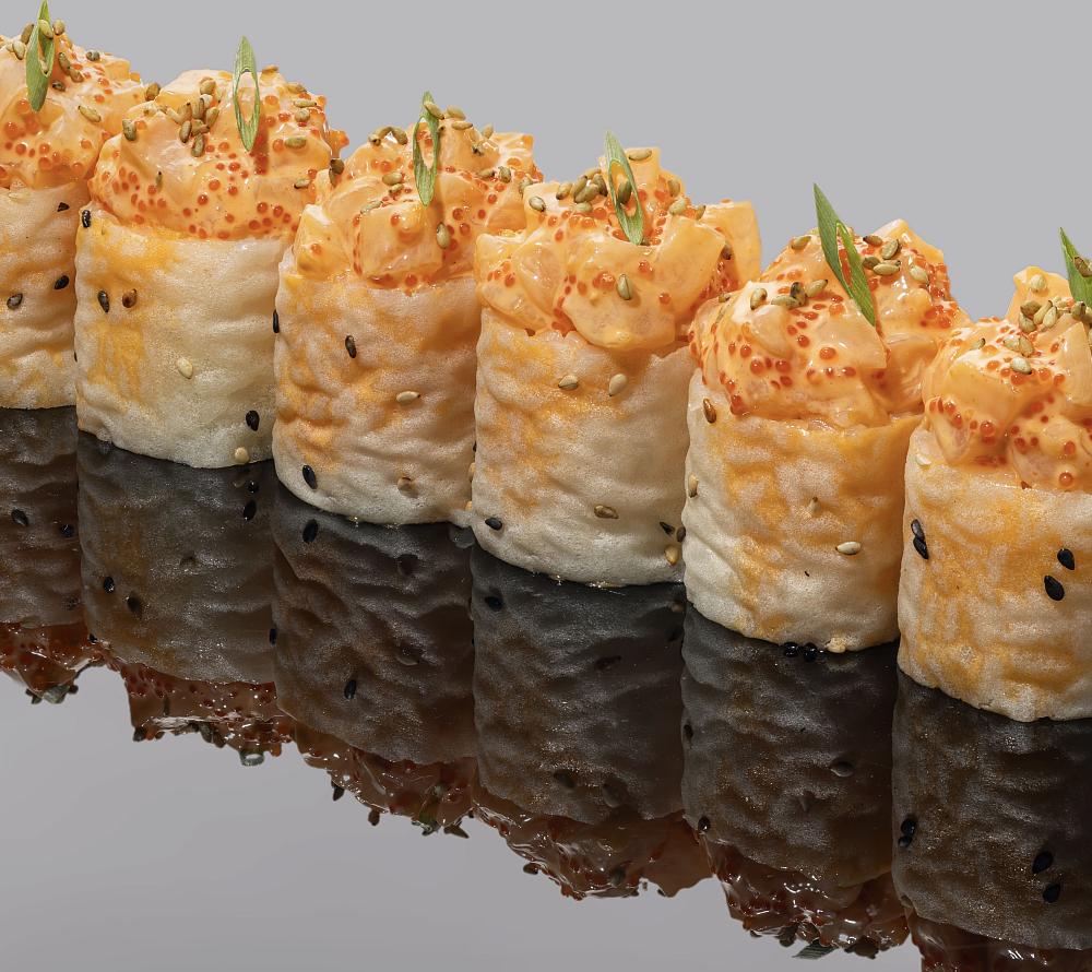 Ролл в маменори с креветкой темпура, гребешком и соусом спайси