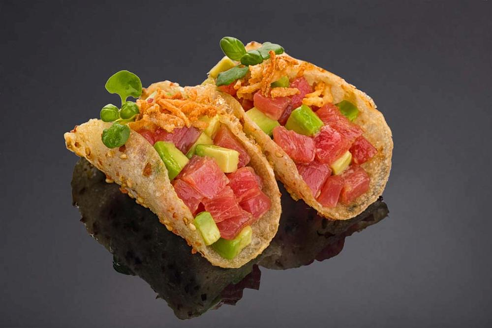 Тако с тунцом еллоуфин, авокадо и соусом юдзу