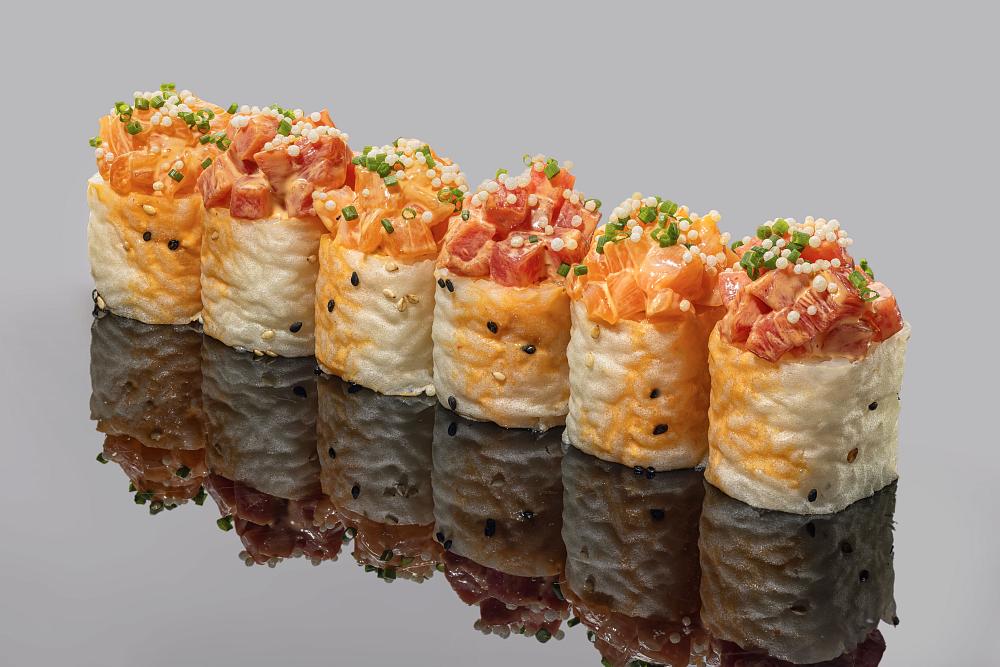 Ролл в маменори с креветкой темпура, тунцом, лососем и соусом спайси