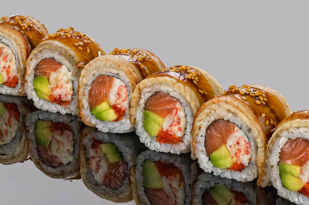 Ролл из камчатского краба, копченого угря и лосося