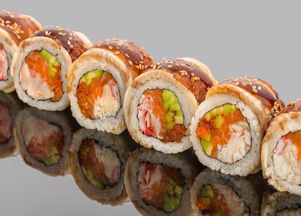Ролл из камчатского краба, копченого угря и лосося Блюфин
