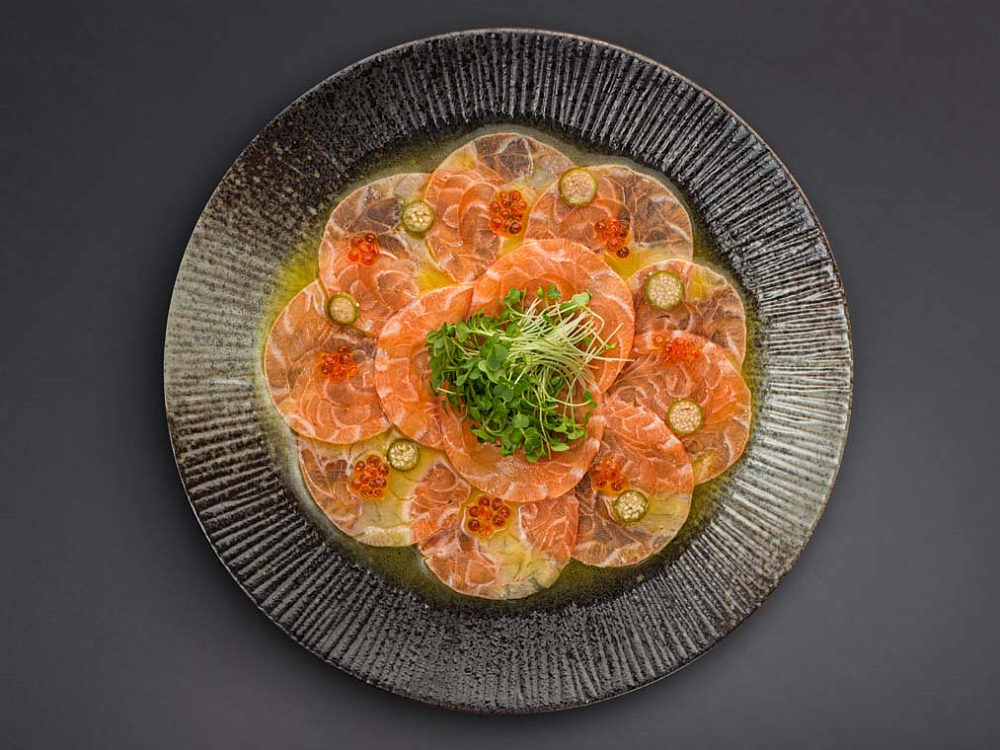 Карпаччо из лосося с икрой форели