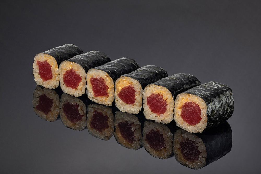 Ролл с тунцом Еллоуфин в остром соусе