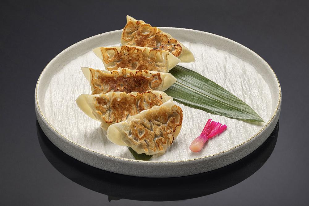 Гёдза ручной лепки с камчатским крабом в имбирном соусе