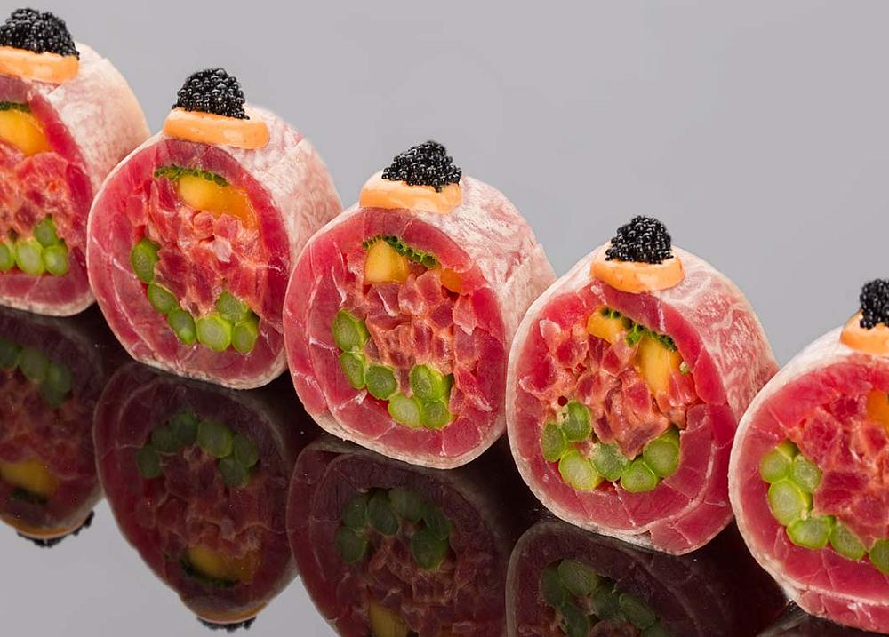 Ролл сашими из тунца Еллоуфин с манго, спаржей и ореховым соусом